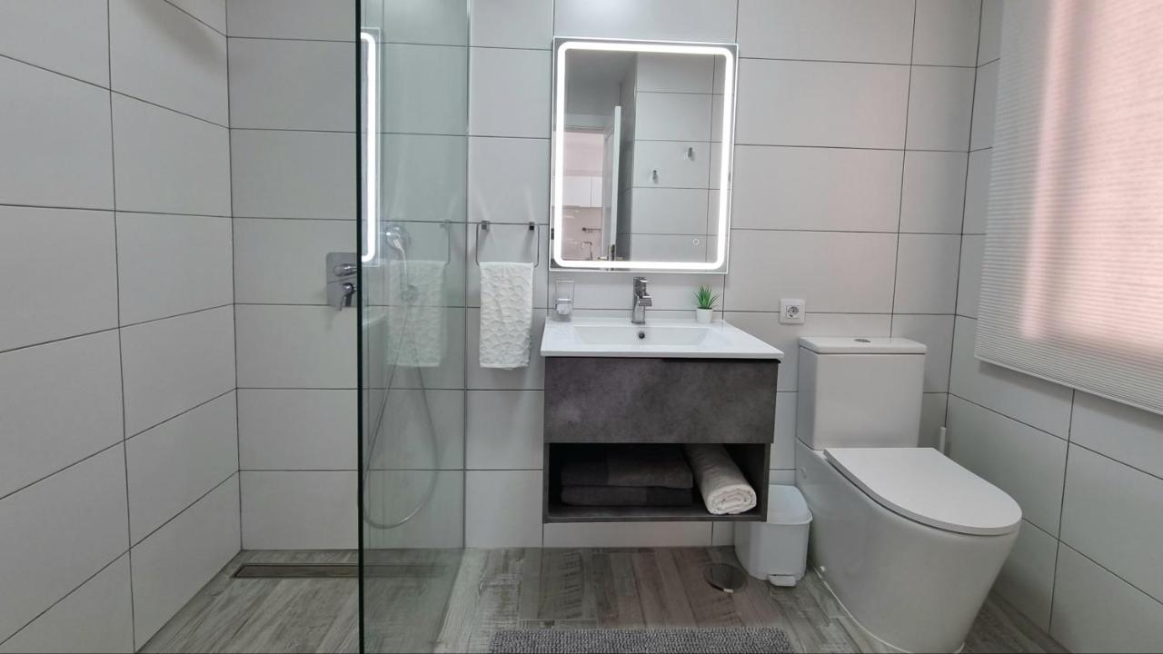 Paulmarie Apartment Ocean View In Windsor Park アデヘ エクステリア 写真